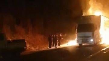 "Жесть, вся дорога в огне": большегруз загорелся на трассе Хабаровск - Владивосток "Жесть, вся дорога в огне": большегруз загорелся на трассе Хабаровск - Владивосток