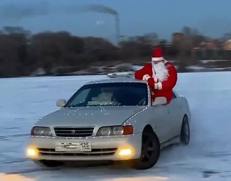 «Все стоят, смотрят»: «волшебник» устроил дрифт на озере в Приморье