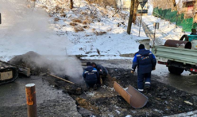 «Провал дорожного полотна»: тысячи жителей Владивостока остались без отопления