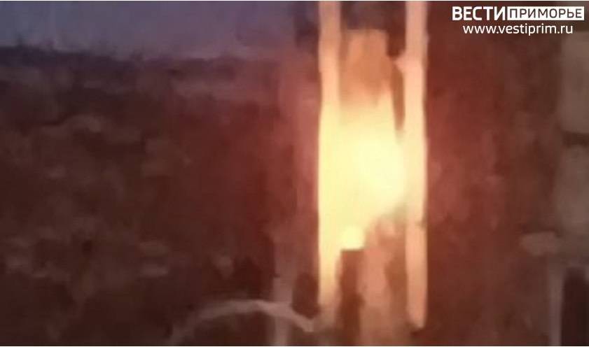 «Полыхает, сейчас все коротнет»: горожане напуганы происходящим у торгового центра