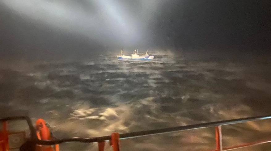 Судно в море подало сигнал SOS: произошел пожар и оборвался якорь
