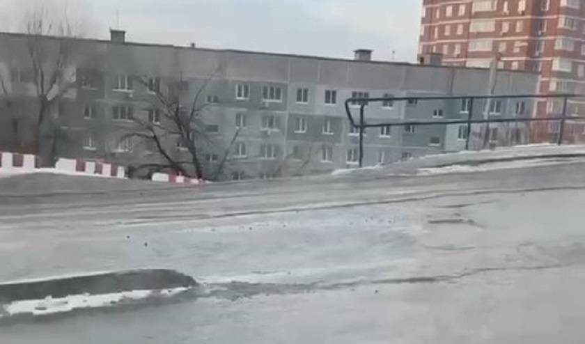 Сплошной лед, дорогу затопило из-за порыва в крупном районе Владивостока