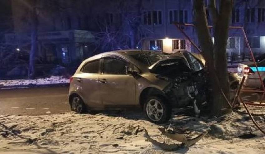 Девочка за рулем авто влетела в дерево