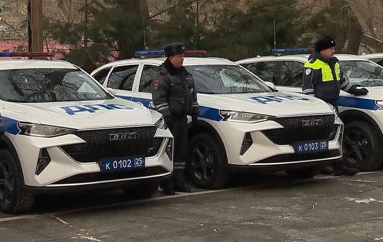 Глава УМВД Приморья вручил ключи от новых служебных автомобилей Глава УМВД Приморья вручил ключи от новых служебных автомобилей
