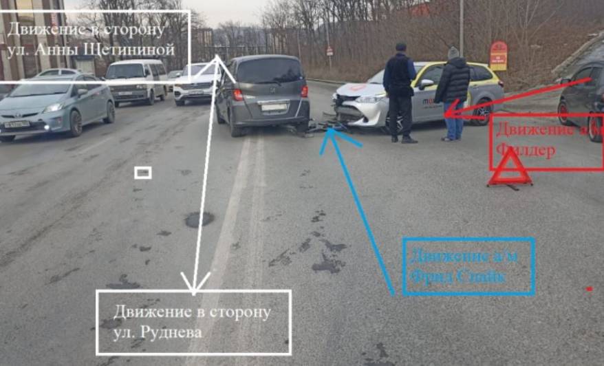 Такси с ребенком в салоне попало в серьезную аварию во Владивостоке