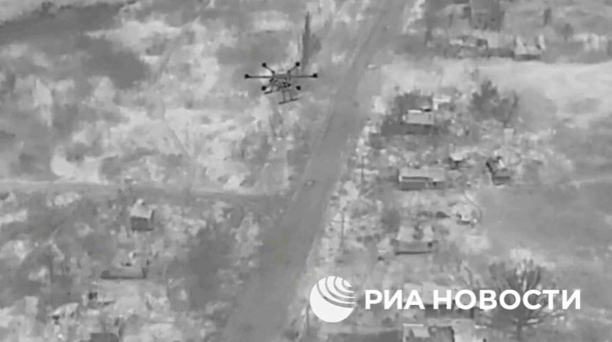 Война дронов: «дальневосточник» таранил бандеровскую «Бабу-Ягу» Война дронов: «дальневосточник» таранил бандеровскую «Бабу-Ягу»