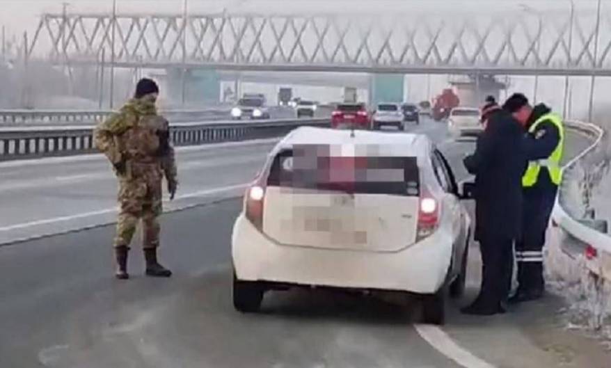 В Приморье мигрантам-таксистам вручают повестки для явки в военкомат