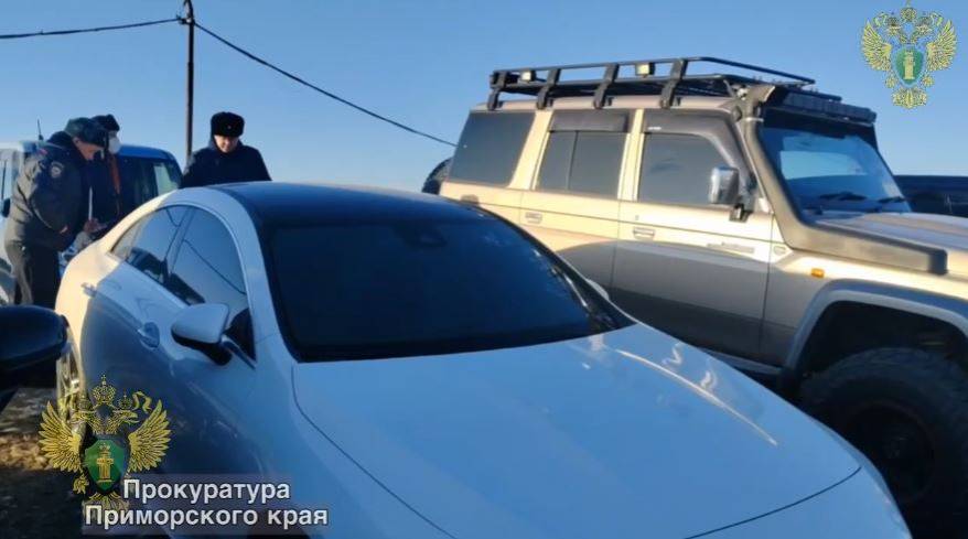 На Зеленый угол нагрянули силовики - эвакуируют машины