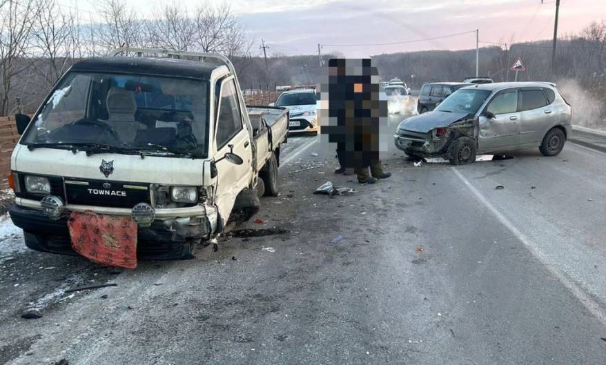 Легковушку вынесло на "встречку": серьезное ДТП в Приморье