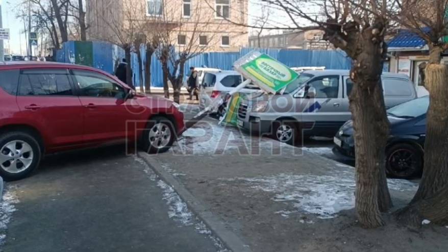 Рекламный билборд пробил стекло автобусу во Владивостоке Рекламный билборд пробил стекло автобусу во Владивостоке