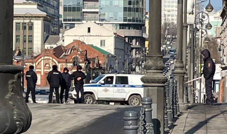 Взрывоопасный инцидент: Силовики оцепили район в центре Владивостока