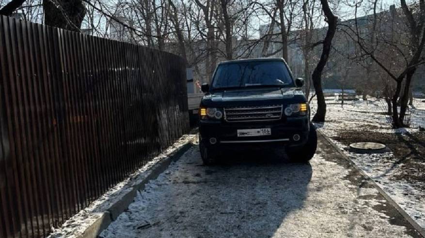 Водитель Land Rover разозлил жительницу Владивостока Водитель Land Rover разозлил жительницу Владивостока
