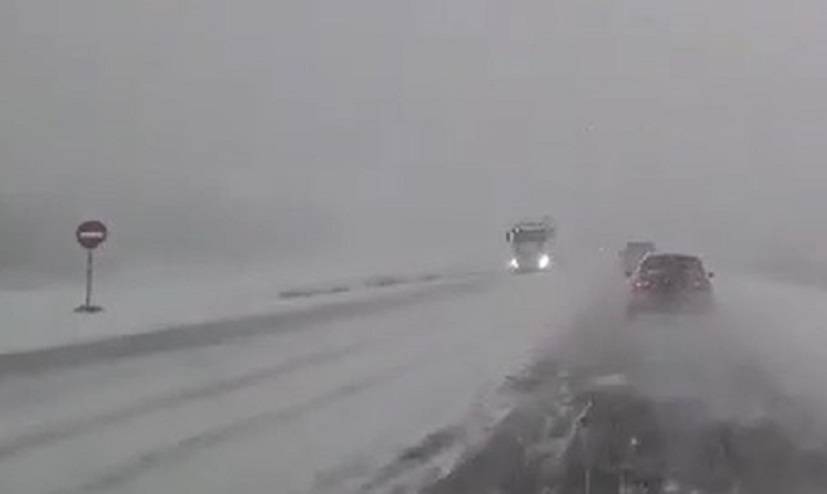 Машины летят в кювет: метель на трассе (видео)