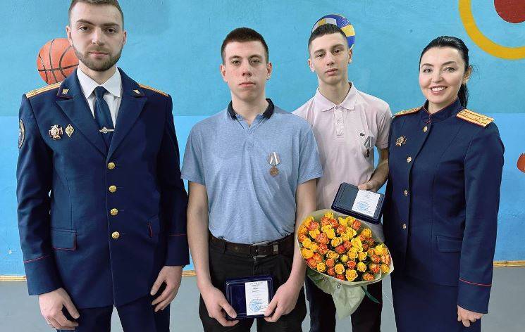 Отважные школьники задержали похитителя 9-летней девочки Отважные школьники задержали похитителя 9-летней девочки