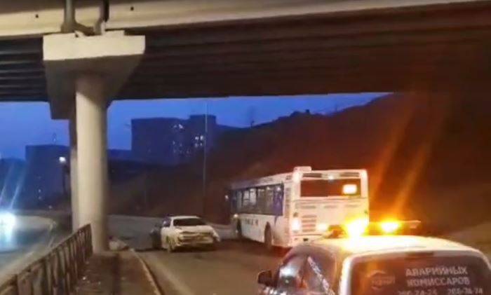 Пассажирский автобус попал в ДТП во Владивостоке