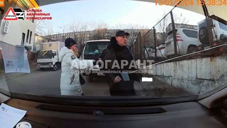 В Сети появилось видео, как мужчина с ножом бросался на аварийного комиссара и участников ДТП В Сети появилось видео, как мужчина с ножом бросался на аварийного комиссара и участников ДТП