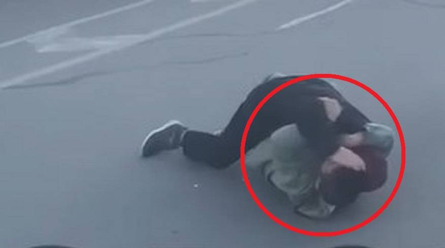 «Битву титанов» на дороге пришлось разнимать очевидцам «Битву титанов» на дороге пришлось разнимать очевидцам