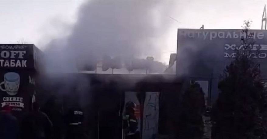 Пламя охватило торговые павильоны во Владивостоке Пламя охватило торговые павильоны во Владивостоке