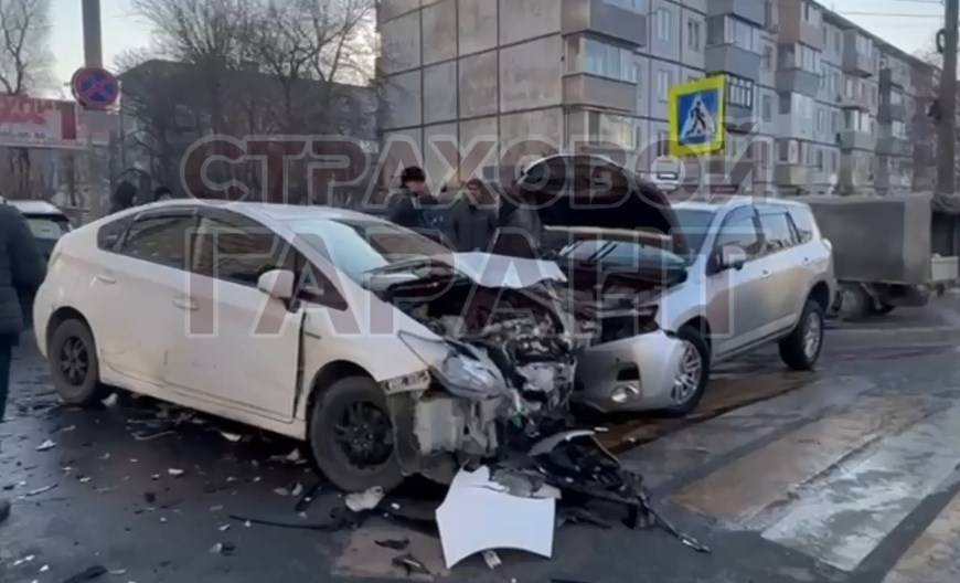 «Жесть, всмятку»: авто столкнулись влобовую во Владивостоке «Жесть, всмятку»: авто столкнулись влобовую во Владивостоке