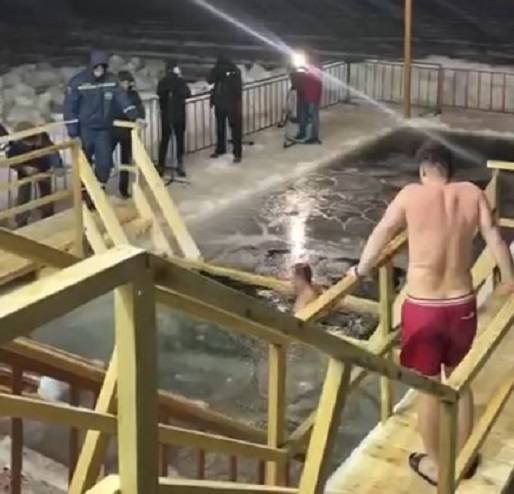 Сотни приморцев отметили Крещение окунанием в прорубь