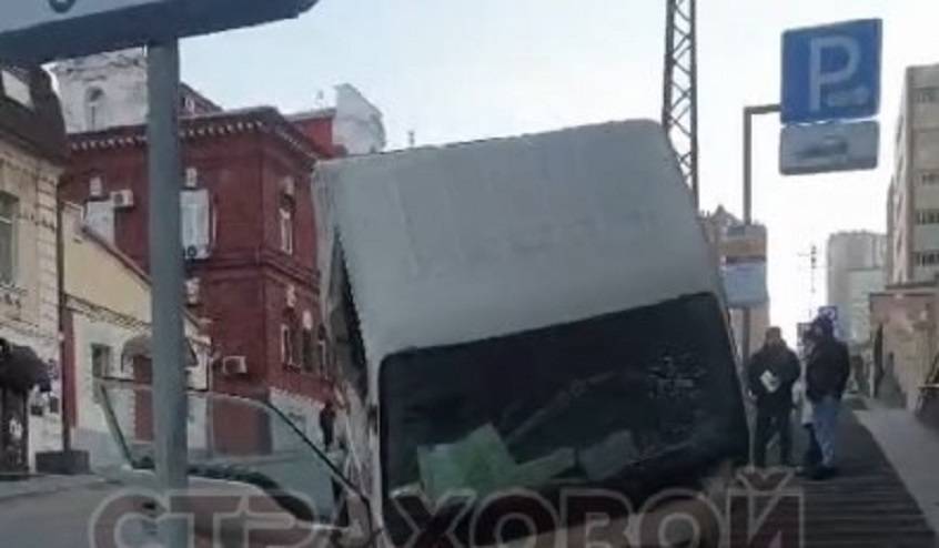 У грузовика во время движения откинулась кабина