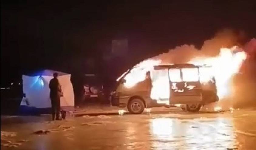 Автобус рыбака сгорел на льду