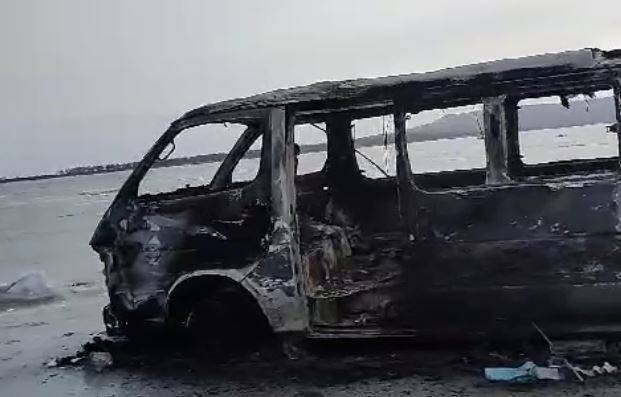 Сгоревший во время рыбалки во Владивостоке автобус превращается в помойку