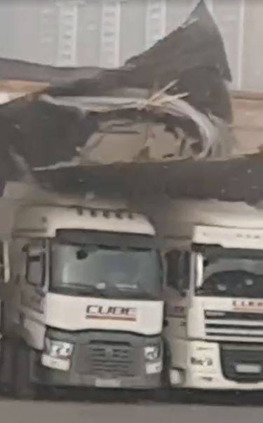 Во Владивостоке ветром сорвало крышу с производственного здания