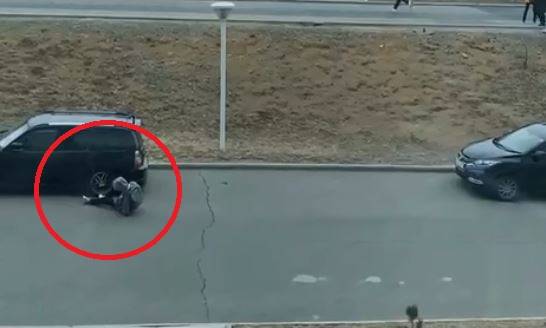 На Русском острове студента сильным потоком ветра сдуло на дорогу