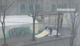 "Мужиков жалко": Во Владивостоке рабочие спасают фальшфасад бывшего клуба "Лотос"