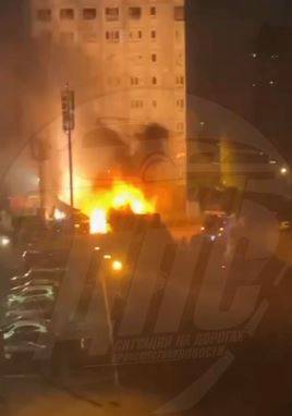 Пожар на автостоянке вспыхнул ночью во Владивостоке