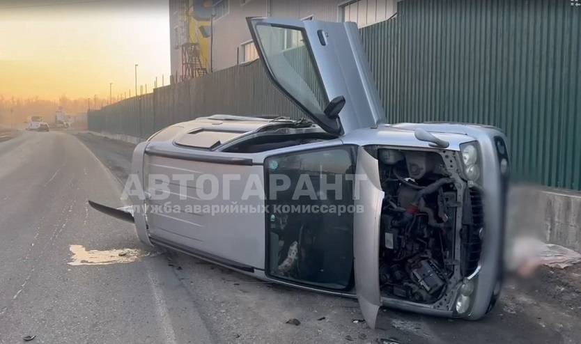 Один лежит, другой без колеса: ДТП ввело в недоумение очевидцев Один лежит, другой без колеса: ДТП ввело в недоумение очевидцев