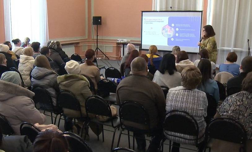 учитель перед классом. профессия учитель. каково быть преподавателем. современный учитель. роль учителя.