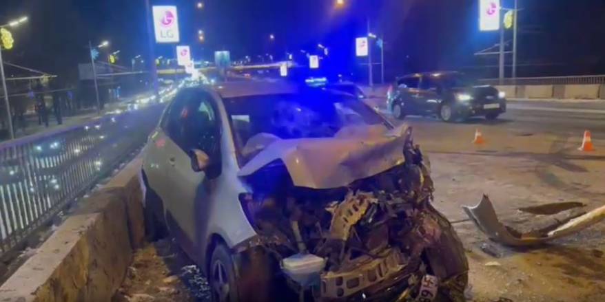Спасатели и скорая на месте: страшное ДТП произошло в новогоднюю ночь во Владивостоке