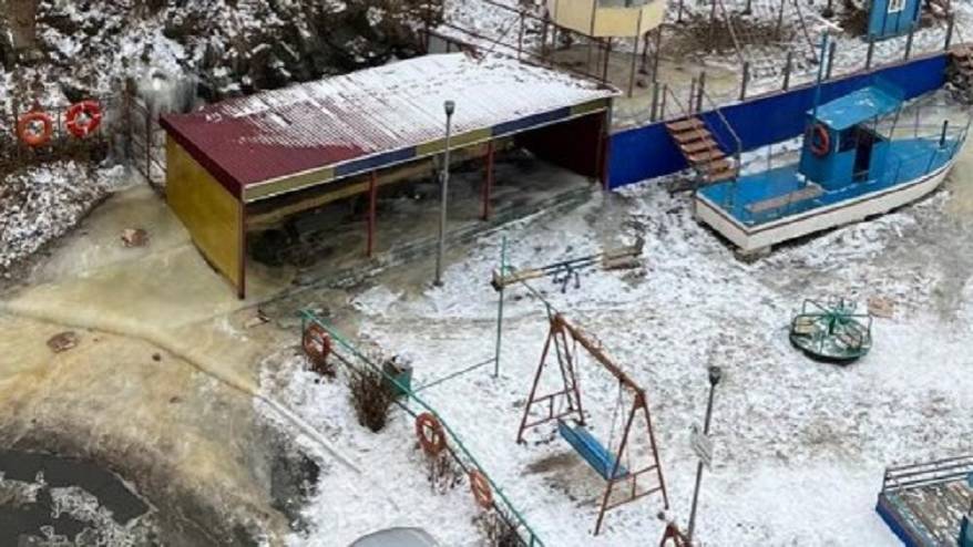 Коммунальная авария: фекалии затопили детскую площадку Коммунальная авария: фекалии затопили детскую площадку