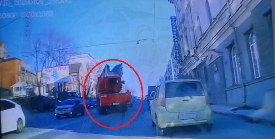 "Сдохни, но будь прав": ситуация на дороге во Владивостоке вызвала жаркие споры в Сети
