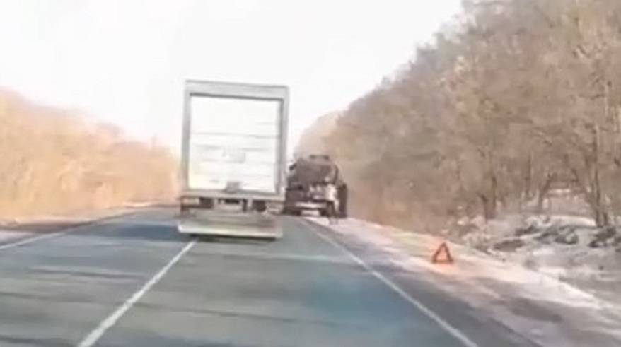 В ДТП на трассе пострадали несколько авто: бензовоз, легковушка и пикап В ДТП на трассе пострадали несколько авто: бензовоз, легковушка и пикап