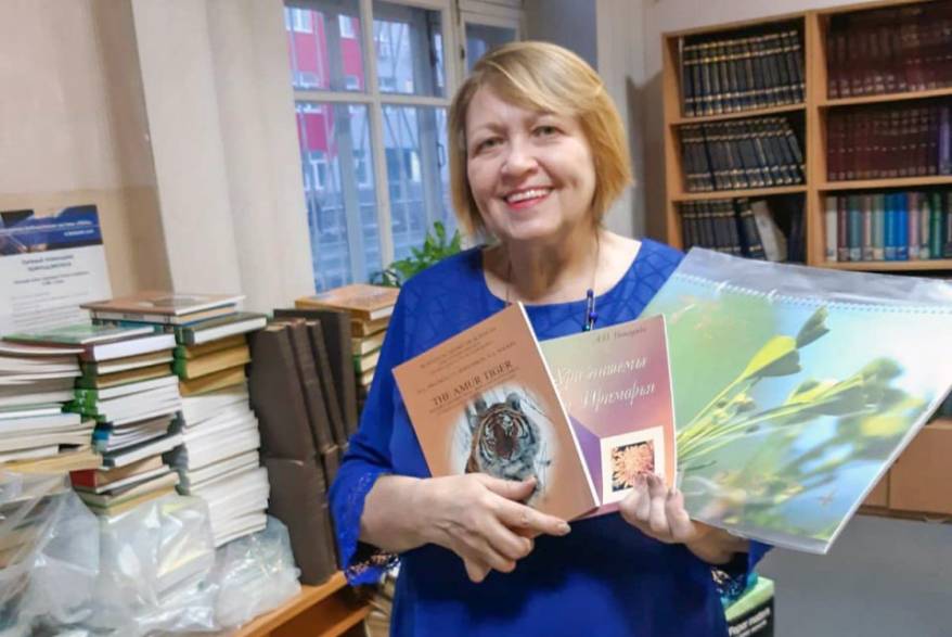 Сотрудники ДВО РАН подарили ценные книги «утонувшей» библиотеке сельхозуниверситета Сотрудники ДВО РАН подарили ценные книги «утонувшей» библиотеке сельхозуниверситета