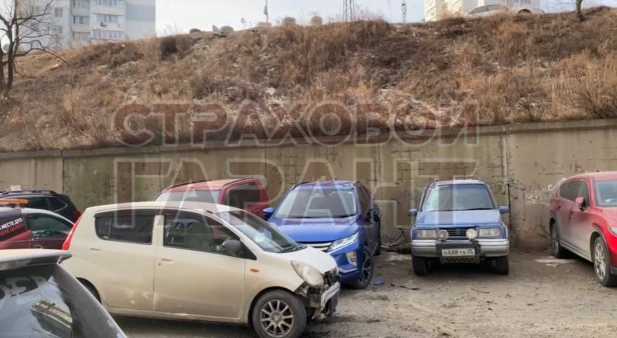 Кубарем слетел с косогора: страшное ДТП случилось во Владивостоке