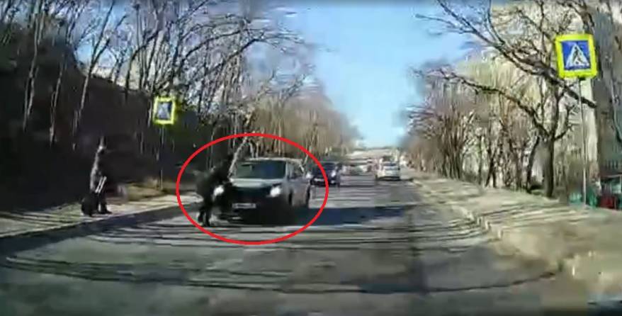 "Два дебила - это сила": ситуацию на дороге во Владивостоке обсуждает Сеть "Два дебила - это сила": ситуацию на дороге во Владивостоке обсуждает Сеть