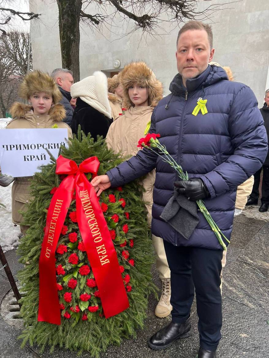 Антон Волошко возложил венок от всех приморцев на Пискаревском кладбище в Санкт-Петербурге Антон Волошко возложил венок от всех приморцев на Пискаревском кладбище в Санкт-Петербурге