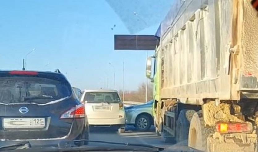 Пробка огромная: массовая авария блокирует трассу Пробка огромная: массовая авария блокирует трассу