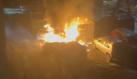 «Пироман» спалил два припаркованных авто во Владивостоке «Пироман» спалил два припаркованных авто во Владивостоке