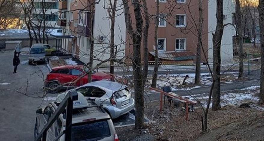 «Люди ходят, боятся, оглядываются»: дом огородили сигнальными лентами. Что произошло?