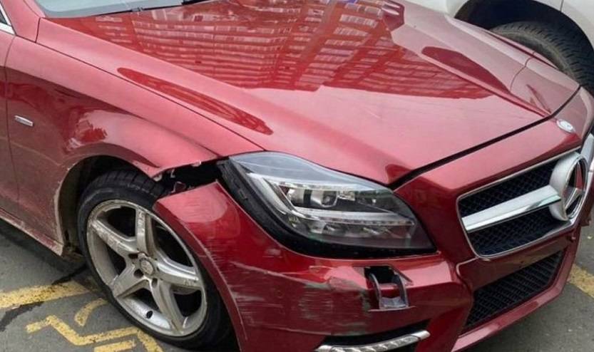 Водитель за рулем Mercedes наехал на девушку и скрылся