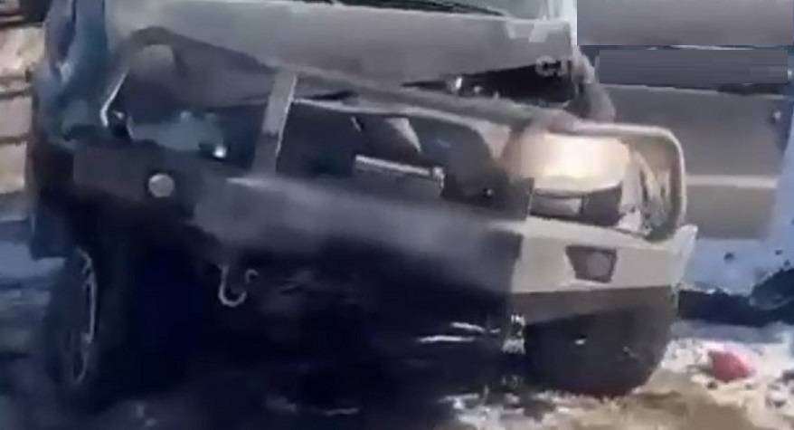 Машины разворотило: авто улетело в забор после удара