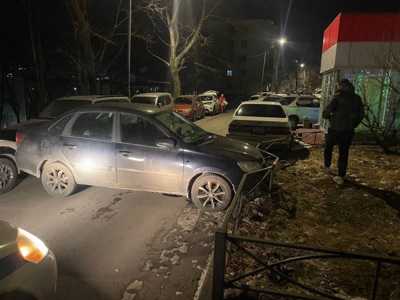Водитель Lada Granta устроил вечерний переполох во дворе жилого дома во Владивостоке