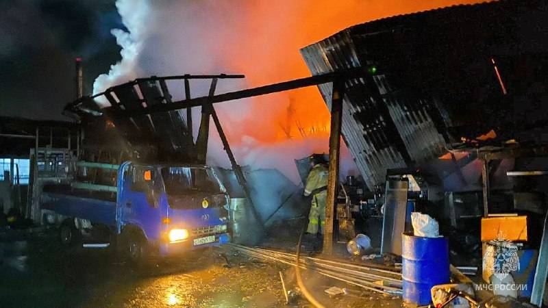 Пожар площадью 250 кв. метров: производственный цех загорелся в пригороде Владивостока Пожар площадью 250 кв. метров: производственный цех загорелся в пригороде Владивостока