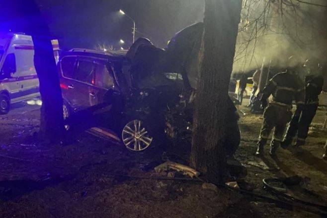 "Там откачивают кого-то": автомобиль врезался в столб и загорелся в Приморье
