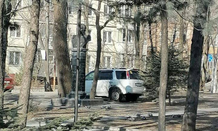 "Заезд на короткую дистанцию": вопиющий случай произошел в сквере Владивостока